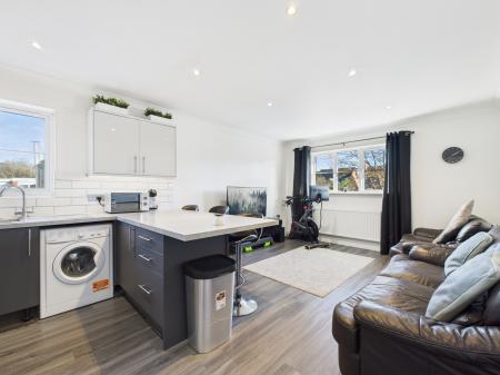 2 bedroom Flat for sale in Heath End Road, Tadley, RG26