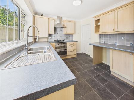3 bedroom Terraced House for sale in West Street, Tadley, RG26