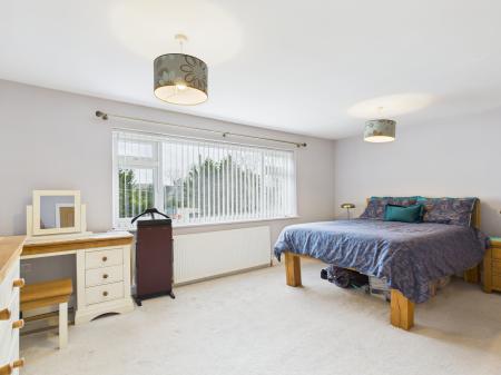 4 bedroom Detached house for sale in Bramley Road, Pamber End, RG26