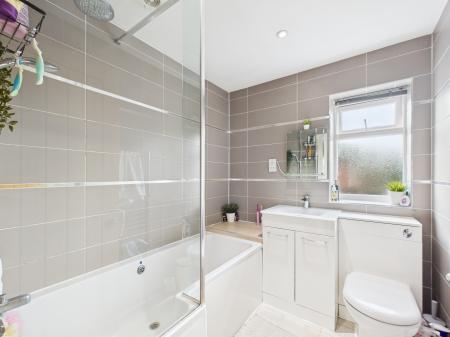 4 bedroom Detached house for sale in Bramley Road, Pamber End, RG26