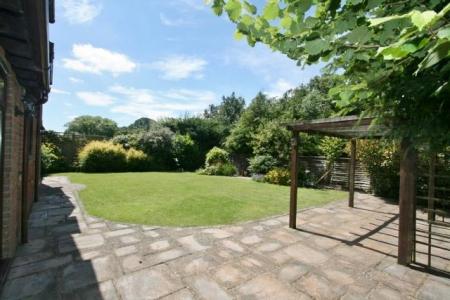 4 bedroom Detached house to let in Romans Gate, Tadley, RG26