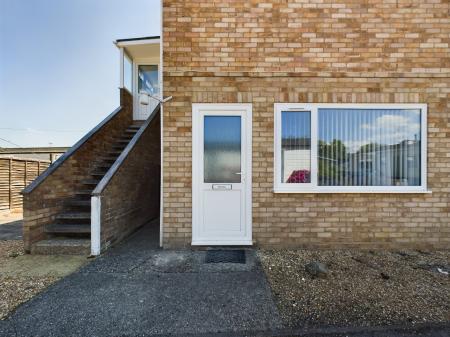 1 bedroom Flat to let in Meadow Park, Sherfield-On-Loddon, RG27