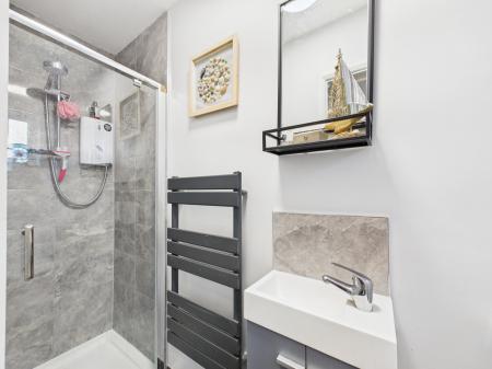 4 bedroom Terraced House for sale in Huntsmoor Road, Tadley, RG26