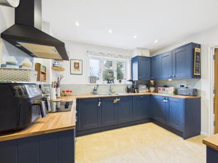 4 bedroom Terraced House for sale in Huntsmoor Road, Tadley, RG26