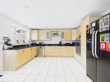 6 bedroom Detached house for sale in Fallows Road, Reading, RG7