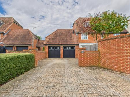 6 bedroom Detached house for sale in Fallows Road, Reading, RG7