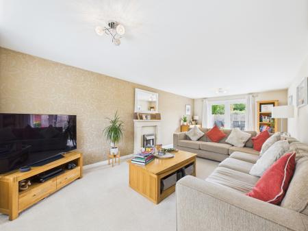 6 bedroom Detached house for sale in Fallows Road, Reading, RG7