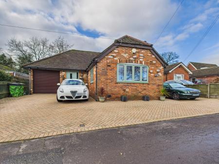 4 bedroom Detached bungalow for sale in Newtown, Tadley, RG26