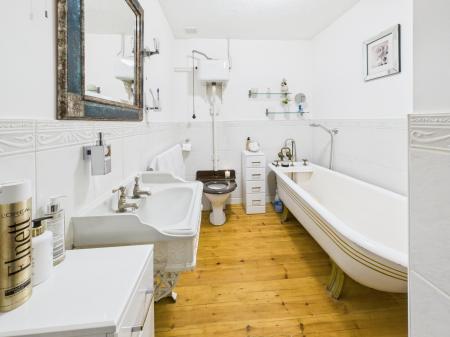 4 bedroom Detached bungalow for sale in Newtown, Tadley, RG26