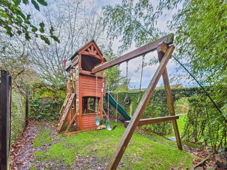 4 bedroom Detached bungalow for sale in Newtown, Tadley, RG26