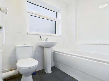 2 bedroom Flat for sale in Tunworth Court, Tadley, RG26