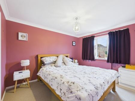 4 bedroom Detached house for sale in Woodland Drive, Bramley, RG26