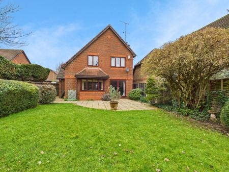 4 bedroom Detached house for sale in Woodland Drive, Bramley, RG26