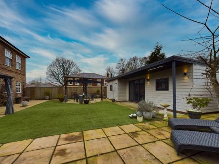 4 bedroom Detached house to let in Sandy Lane, Pamber Heath, RG26