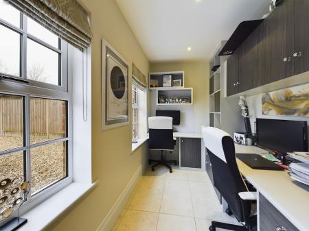 4 bedroom Detached house to let in Sandy Lane, Pamber Heath, RG26