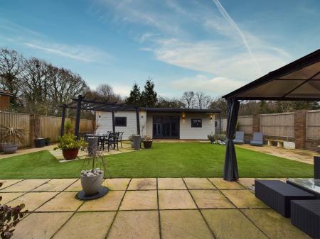 4 bedroom Detached house to let in Sandy Lane, Pamber Heath, RG26