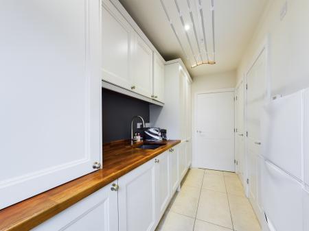 4 bedroom Detached house to let in Sandy Lane, Pamber Heath, RG26