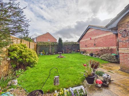 3 bedroom Terraced House to let in Besom Court, Tadley, RG26