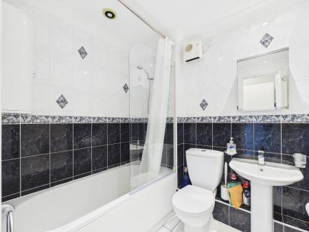 1 bedroom Studio flat for sale in Hartley Gardens, Tadley, RG26