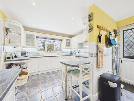 4 bedroom Detached bungalow for sale in New Road, Pamber Green, RG26