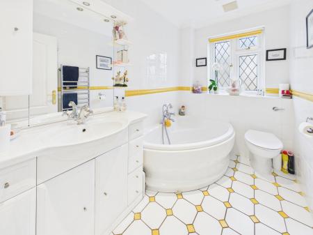 4 bedroom Detached bungalow for sale in New Road, Pamber Green, RG26