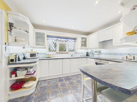 4 bedroom Detached bungalow for sale in New Road, Pamber Green, RG26