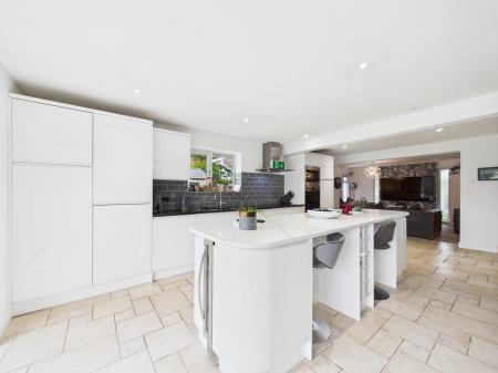 5 bedroom Bungalow for sale in New Road, Little London, RG26