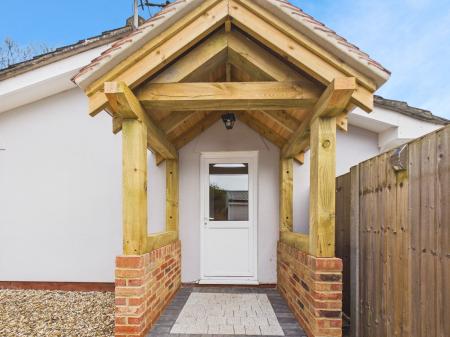 5 bedroom Bungalow for sale in New Road, Little London, RG26