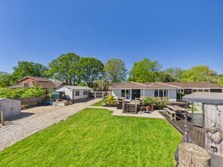 5 bedroom Bungalow for sale in New Road, Little London, RG26