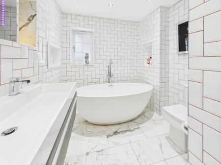 5 bedroom Bungalow for sale in New Road, Little London, RG26