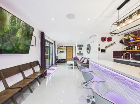 5 bedroom Bungalow for sale in New Road, Little London, RG26