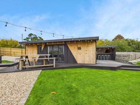 5 bedroom Bungalow for sale in New Road, Little London, RG26