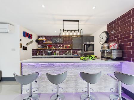 5 bedroom Bungalow for sale in New Road, Little London, RG26