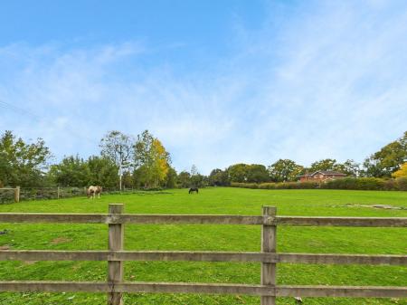 5 bedroom Bungalow for sale in New Road, Little London, RG26