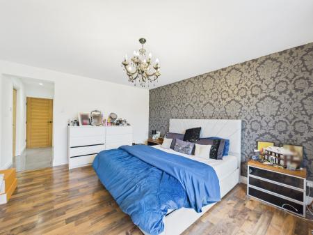 5 bedroom Bungalow for sale in New Road, Little London, RG26