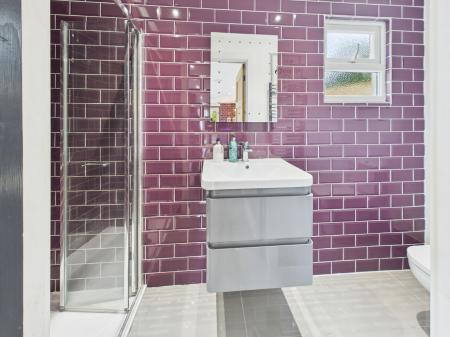 5 bedroom Bungalow for sale in New Road, Little London, RG26