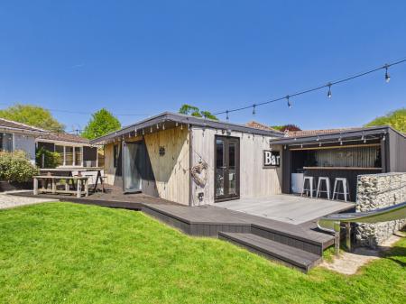 5 bedroom Bungalow for sale in New Road, Little London, RG26