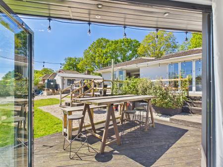 5 bedroom Bungalow for sale in New Road, Little London, RG26