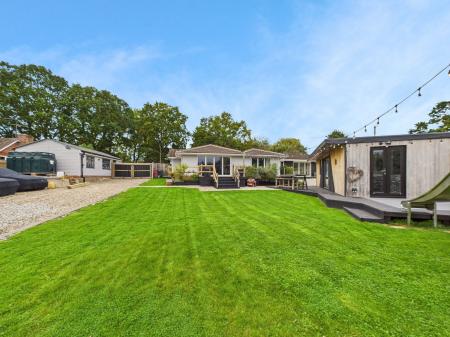 5 bedroom Bungalow for sale in New Road, Little London, RG26