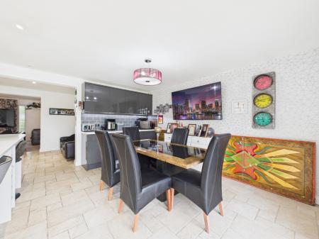 5 bedroom Bungalow for sale in New Road, Little London, RG26