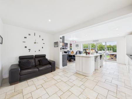 5 bedroom Bungalow for sale in New Road, Little London, RG26