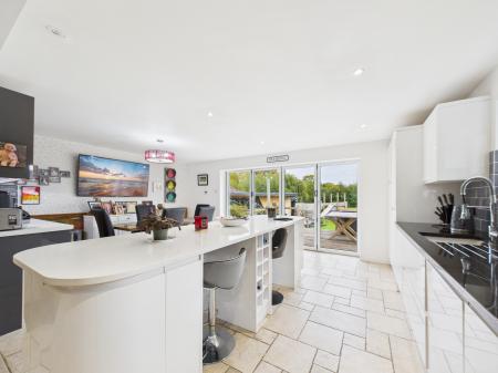 5 bedroom Bungalow for sale in New Road, Little London, RG26