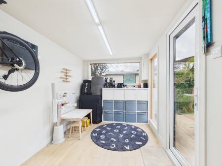 2 bedroom Semi-detached house for sale in Farringdon Way, Tadley, RG26