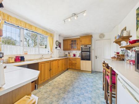 5 bedroom Detached house for sale in Pound Green, Baughurst, RG26