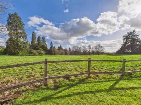 1 bedroom Flat for sale in Bucklebury Place, Bucklebury, RG7