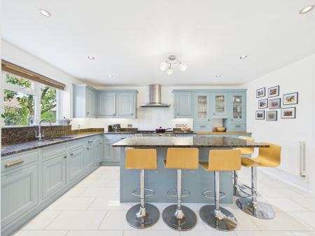 5 bedroom Detached house for sale in Bramley Green Road, Bramley, RG26