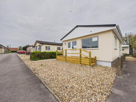 2 bedroom Park home for sale in SherfieldonLoddon, Hook, RG27