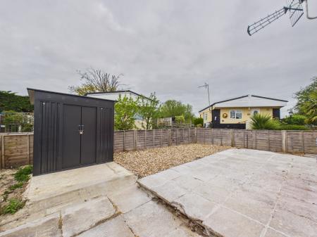 2 bedroom Park home for sale in SherfieldonLoddon, Hook, RG27