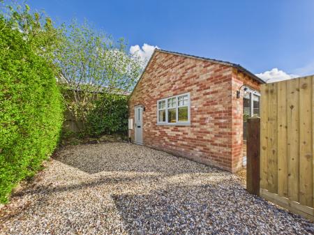 1 bedroom Detached bungalow for sale in West Street, Tadley, RG26