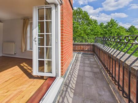 2 bedroom Flat to let in Compton Way, Sherfield-On-Loddon, RG27